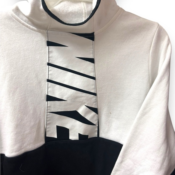 ✨KIDS WHITE SND BLACK NIKE HOODIE✨ - Picture 2 of 4